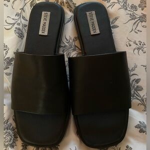 Woman’s Steve Madden black leather Holmes slide sandals